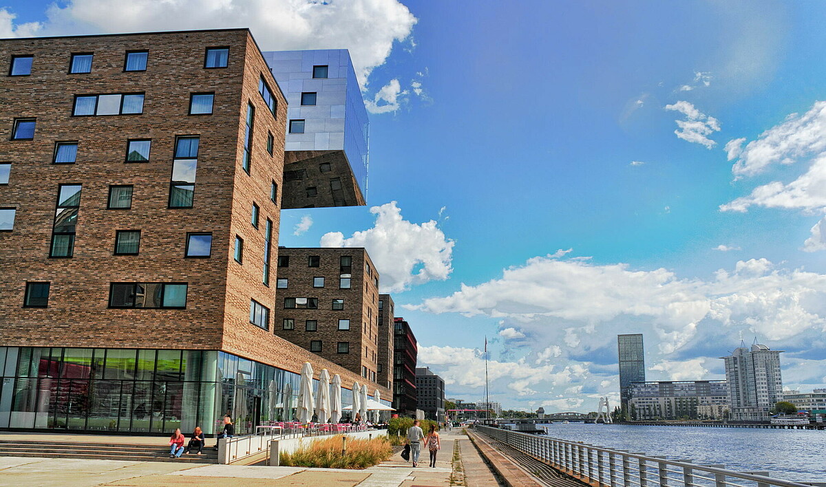 Berlin office market: Spree river bank with office buildings